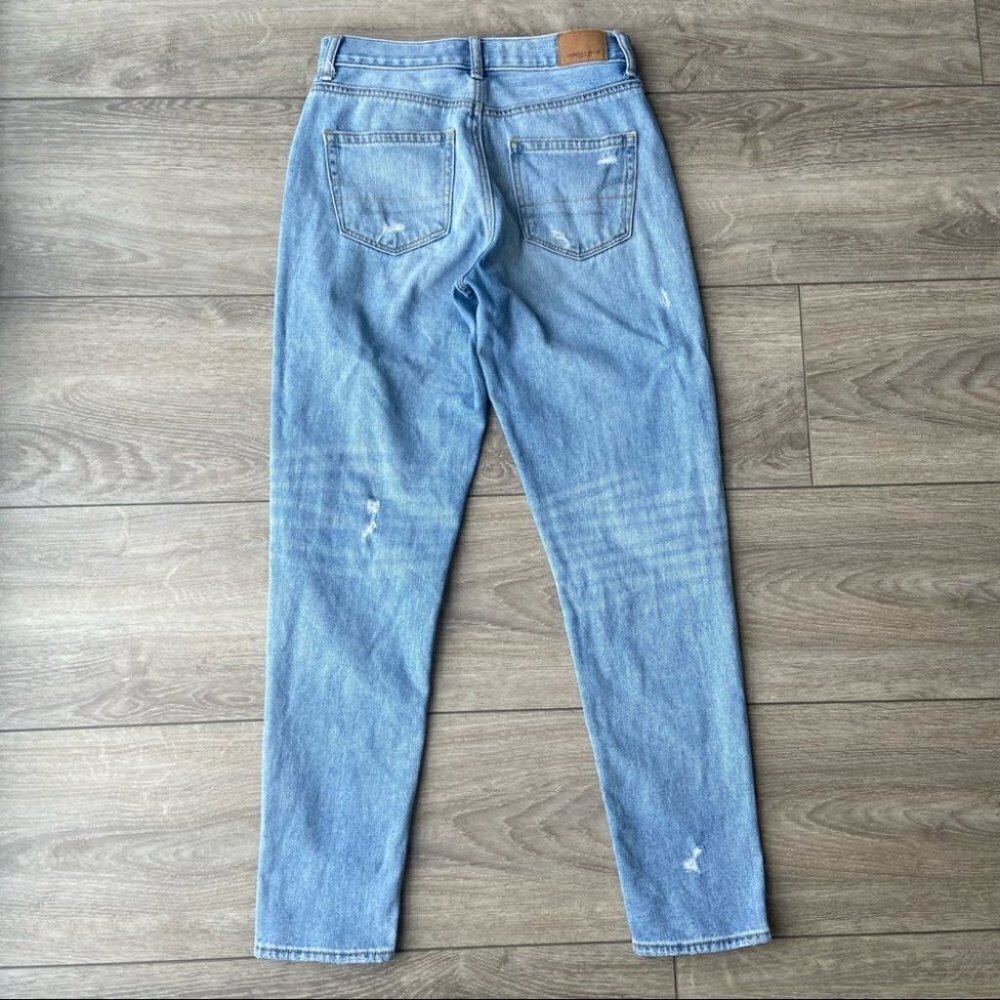 American Eagle Ripped High Rise Light Wash Mom Jean - Picture 9 of 16